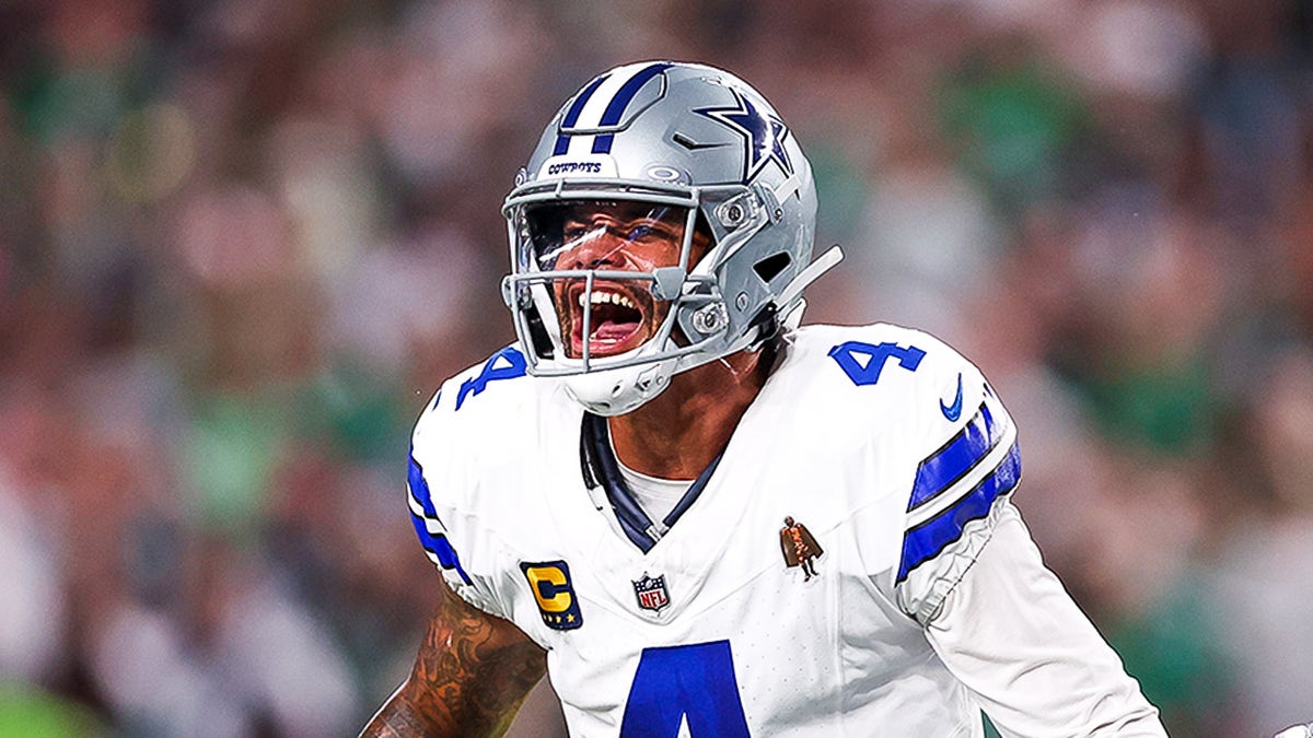 Dak Prescott calls out at line of scrimmage
