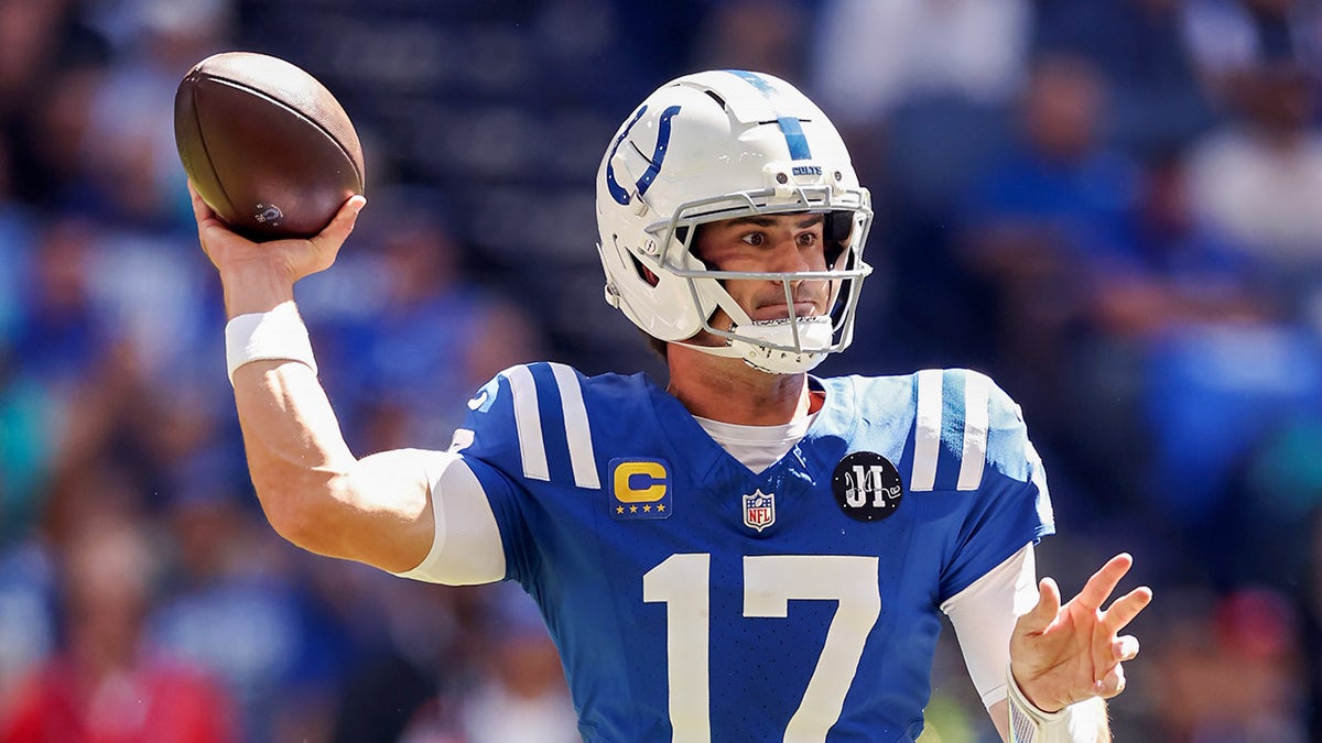 Daniel Jones makes pass