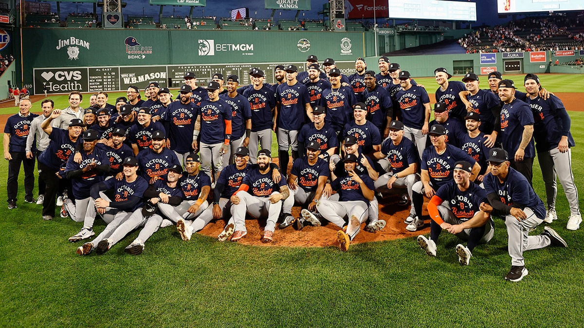 The Detroit Tigers take a team picture