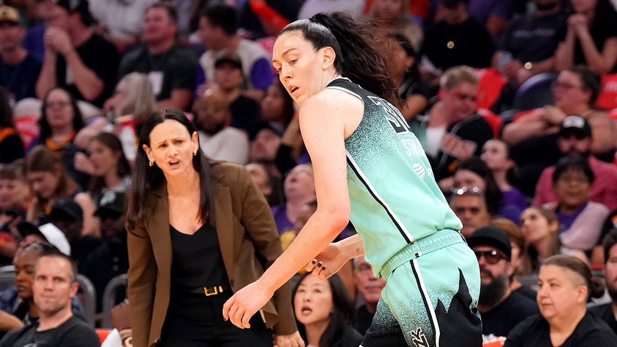 Sandy Brondello coaches Breanna Stewart