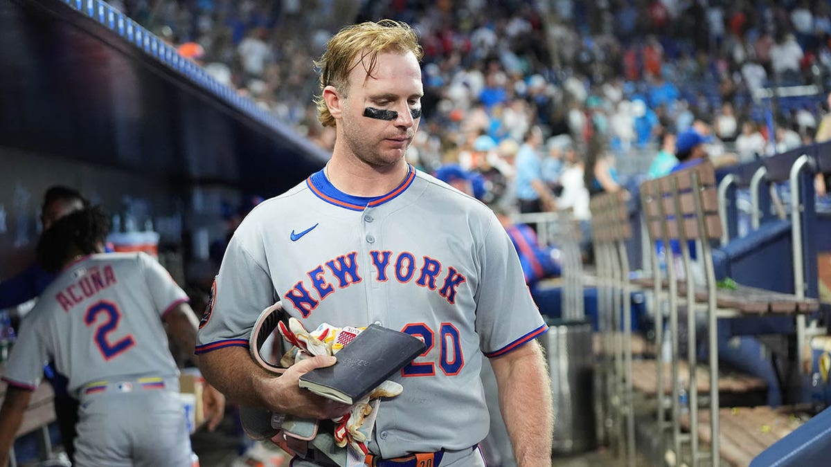Pete Alonso picks up his gear