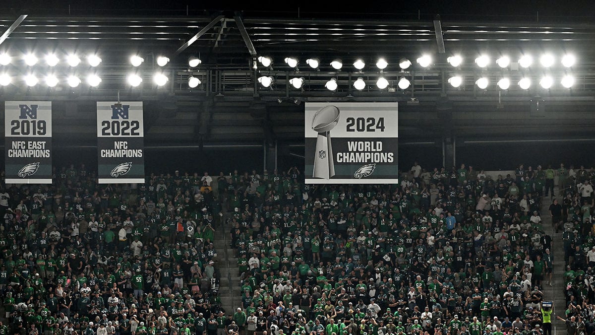 Eagles hand the Super Bowl banner