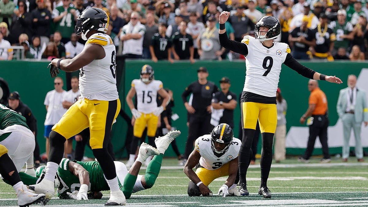 Chris Boswell nails a field goal