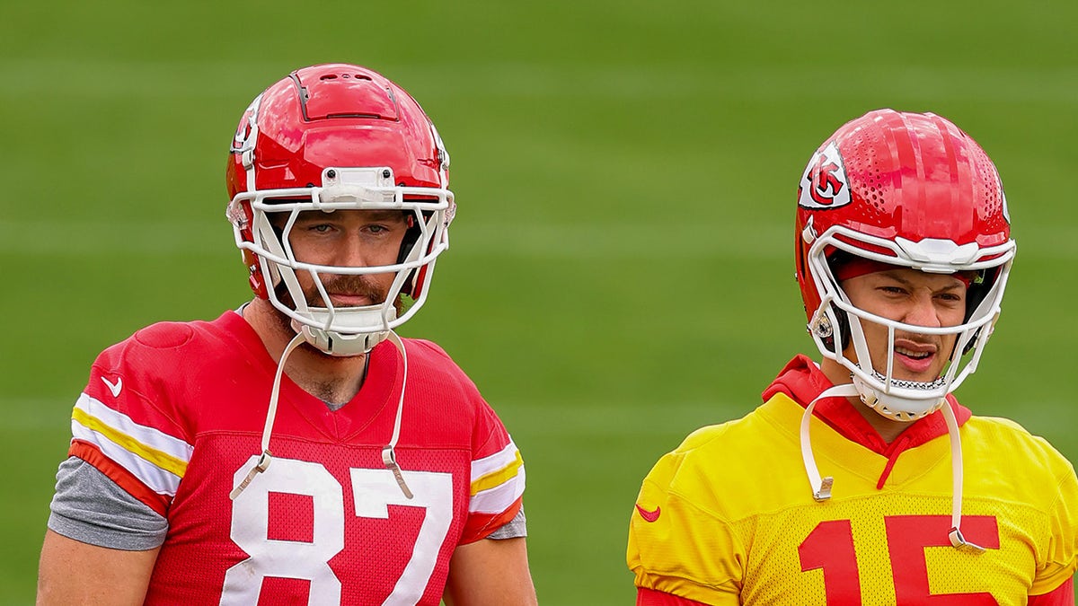 Travis Kelce and Patrick Mahomes at practice