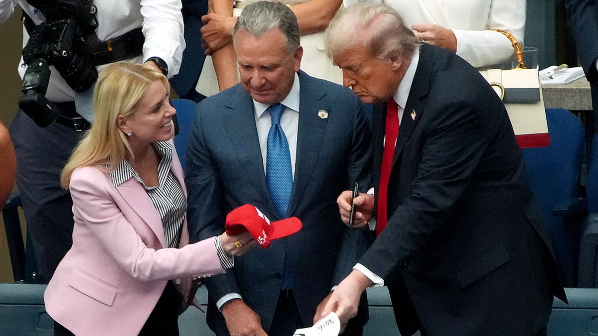 Donald Trump with Bondi and Witkoff