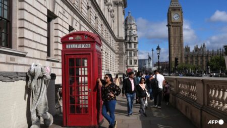 London police crack down on network suspected of smuggling 40,000 stolen phones to China