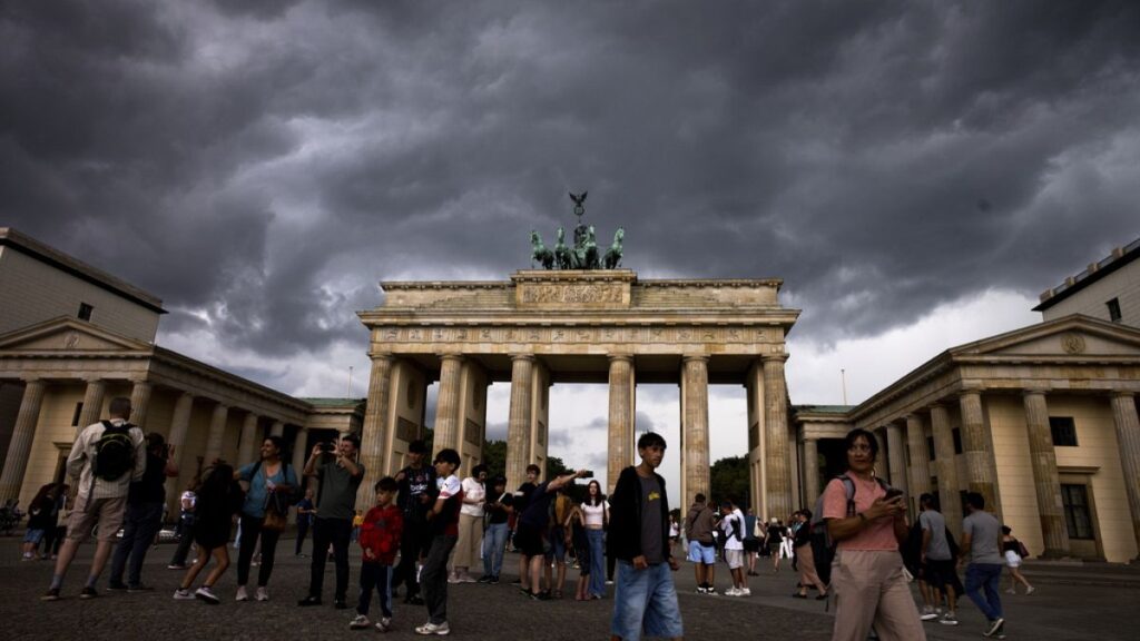 Did pro-Russian supporters fly a Putin hot air balloon in Berlin? Did pro-Russian supporters fly a Putin hot air balloon in Berlin?