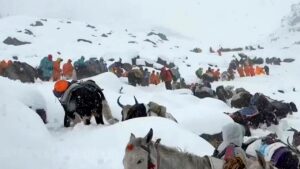 Climber dies near Mount Everest, where hikers begin to evacuate after snowstorm
