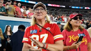 Travis Kelce’s mom wears Taylor Swift-themed hat during Chiefs’ game against Jaguars