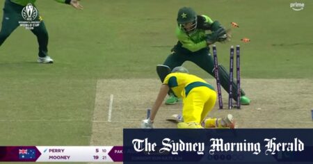 Perry stumped in disastrous Aussie innings