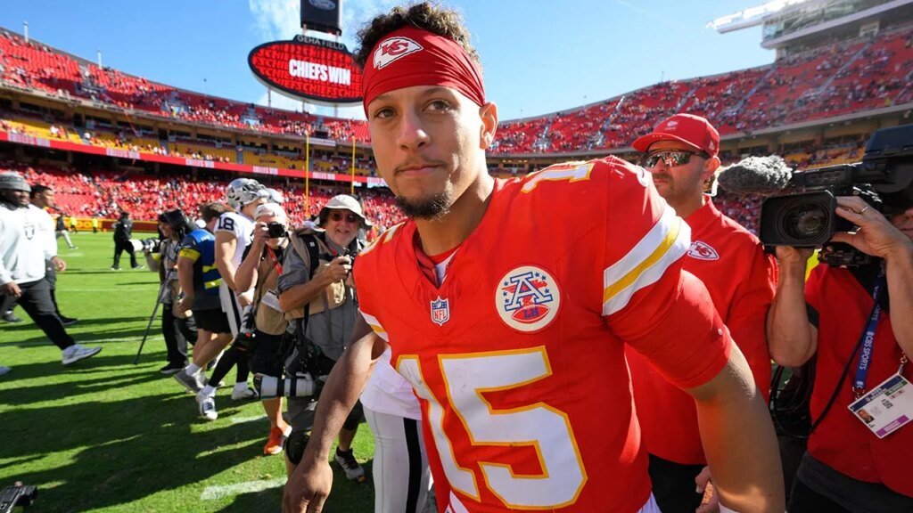 Patrick Mahomes fools broadcasters with explicit play-call as Chiefs dominate Raiders