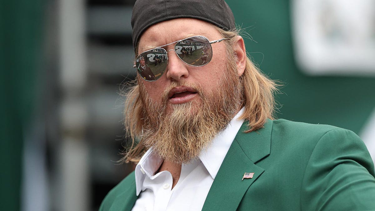 Nick Mangold looks on