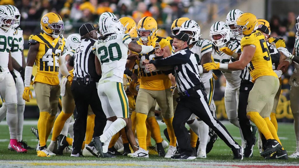 Referees knocked down as Steelers-Packers brawl erupts during kickoff return in Sunday night thriller Referees knocked down as Steelers-Packers brawl erupts during kickoff return in Sunday night thriller