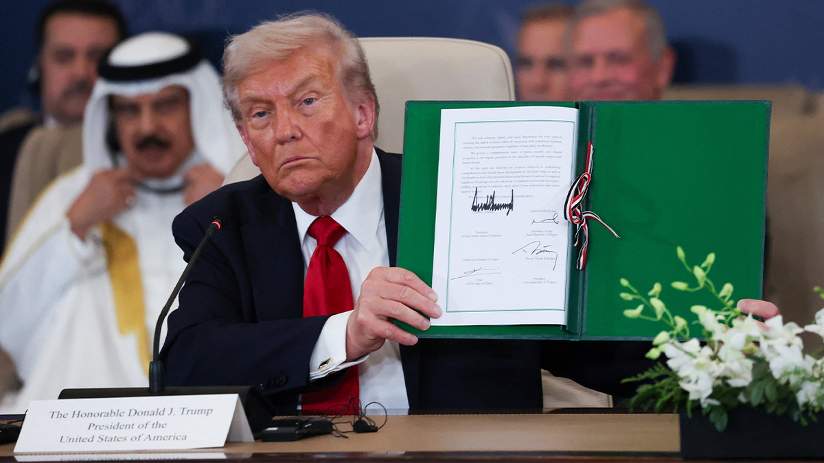 trump signing peace deal for Gaza War