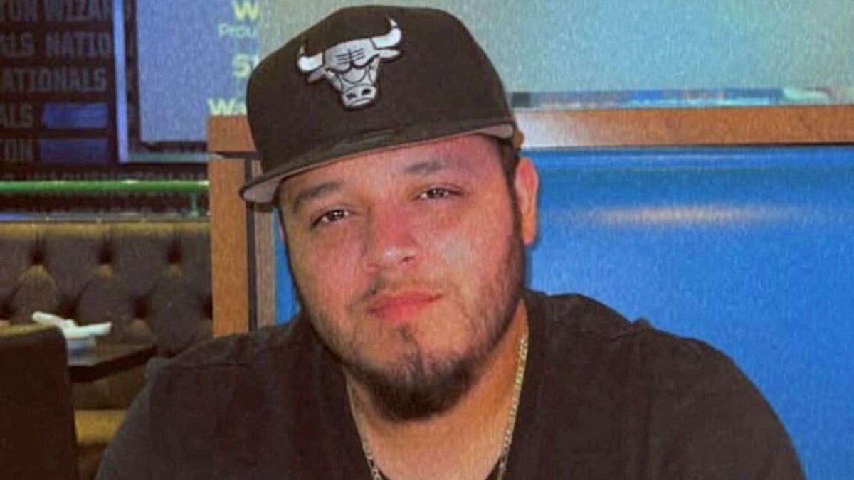 Kilmar Abrego Garcia wearing a Chicago Bulls hat