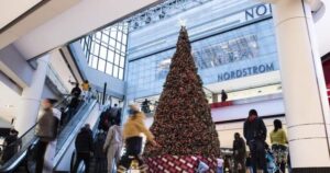 Most Canadians now planning ‘pretty significant’ holiday spending cutbacks