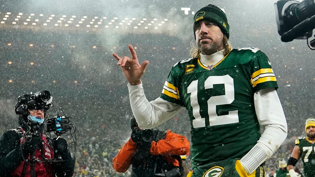 Aaron Rodgers gestures