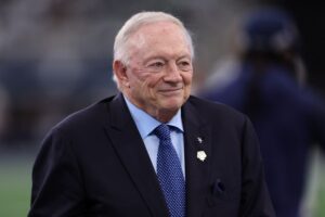 Cowboys Owner Jerry Jones Makes Obscene Gesture To Jets’ Fans During Win