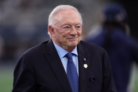 Cowboys Owner Jerry Jones Makes Obscene Gesture To Jets’ Fans During Win