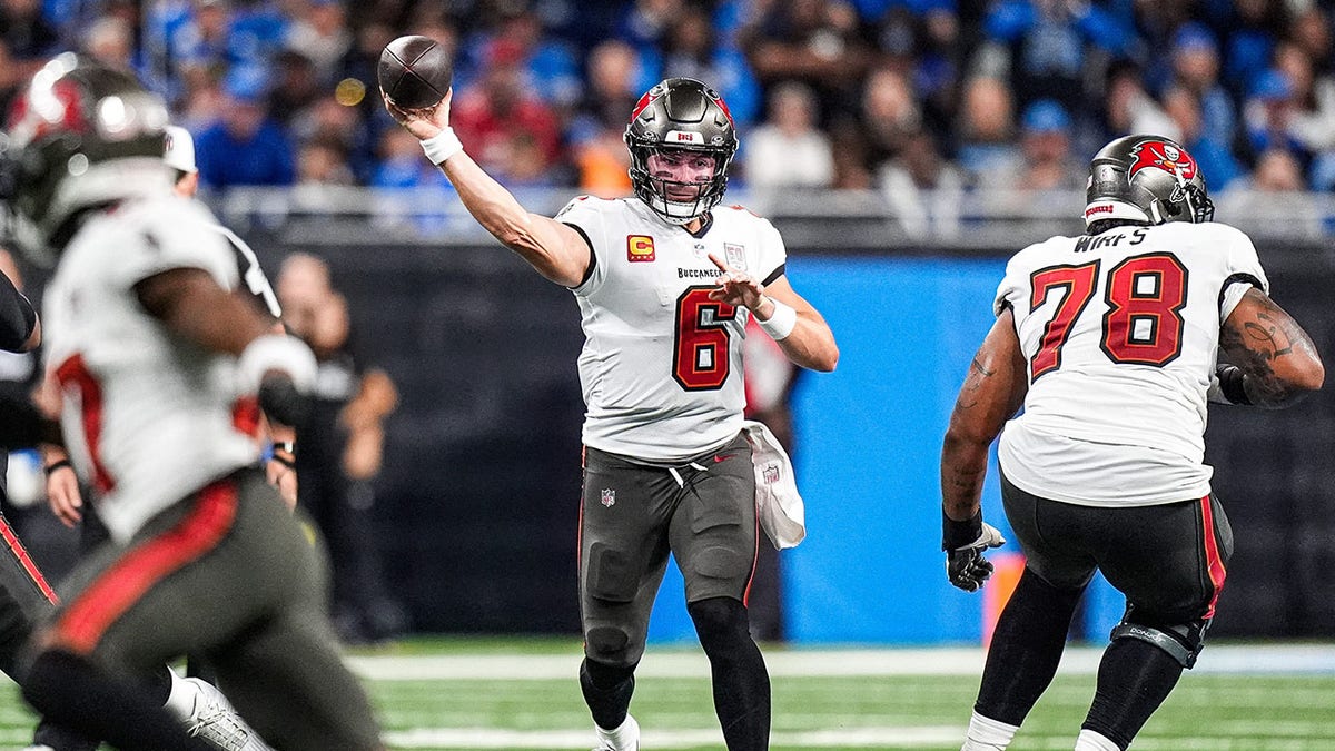 Baker Mayfield throws a pass