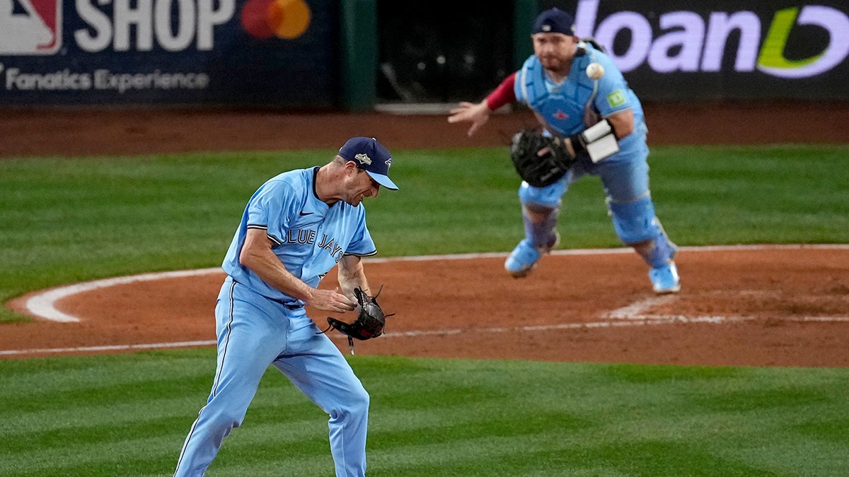 Max Scherzer celebrates