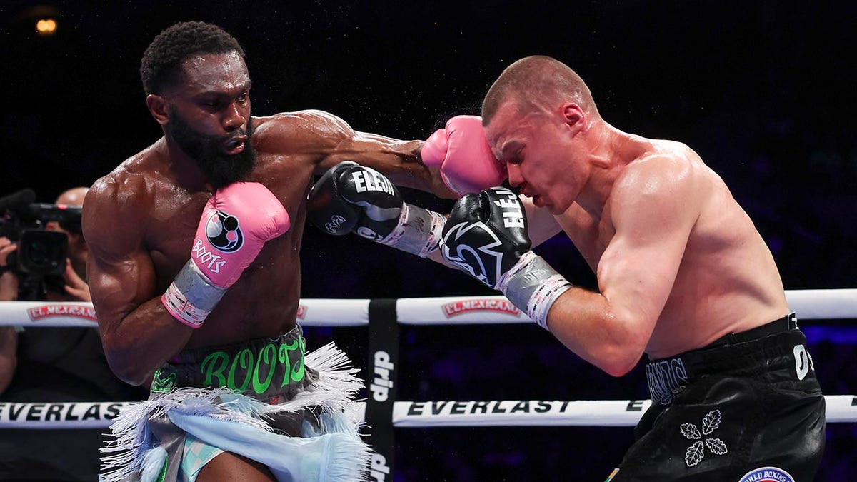 Boots Ennis fights Eimantas Stanionis