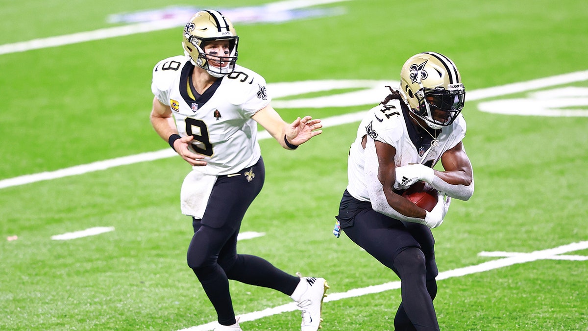 Drew Brees hands ball to Alvin Kamara