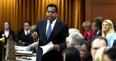 Liberals table new border bill separating plan for warrantless data demands