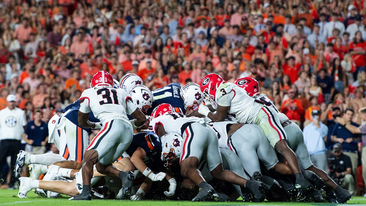 Auburn plays Georgia in a college football game