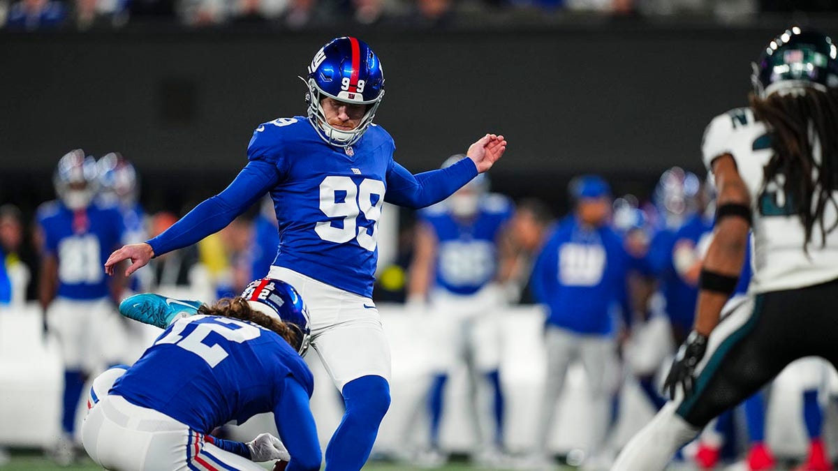Jude McAtamney kicks field goal