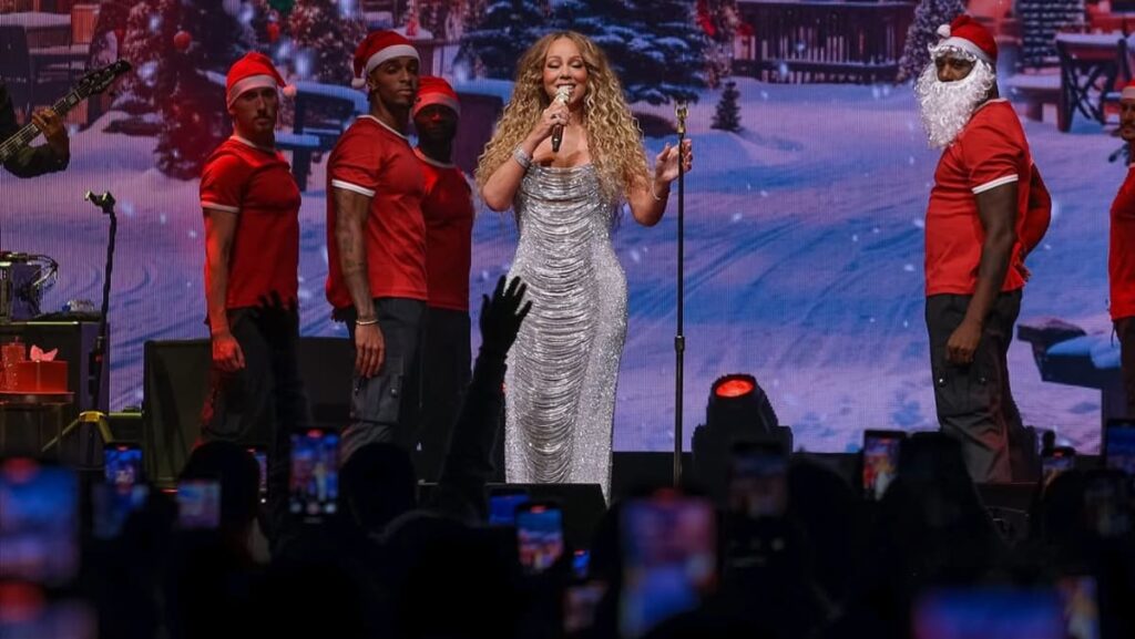 Mariah Carey performs All I Want For Christmas Is You in Manila for the first time on her tour