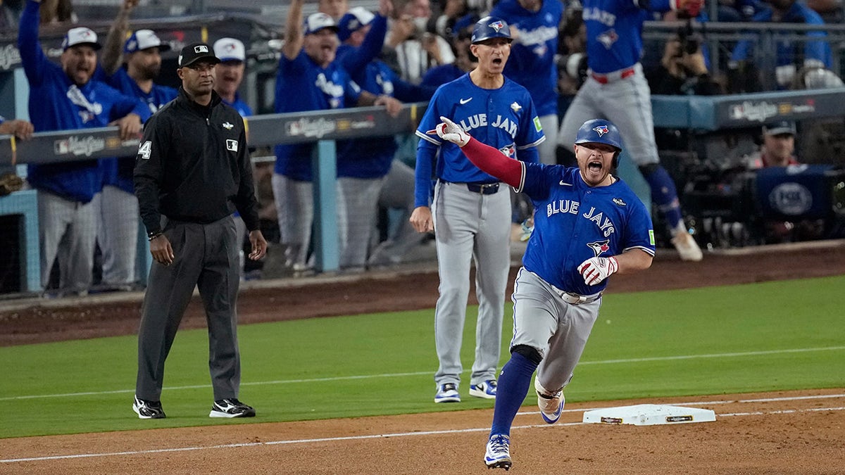 Alejandro Kirk hits a clutch home run