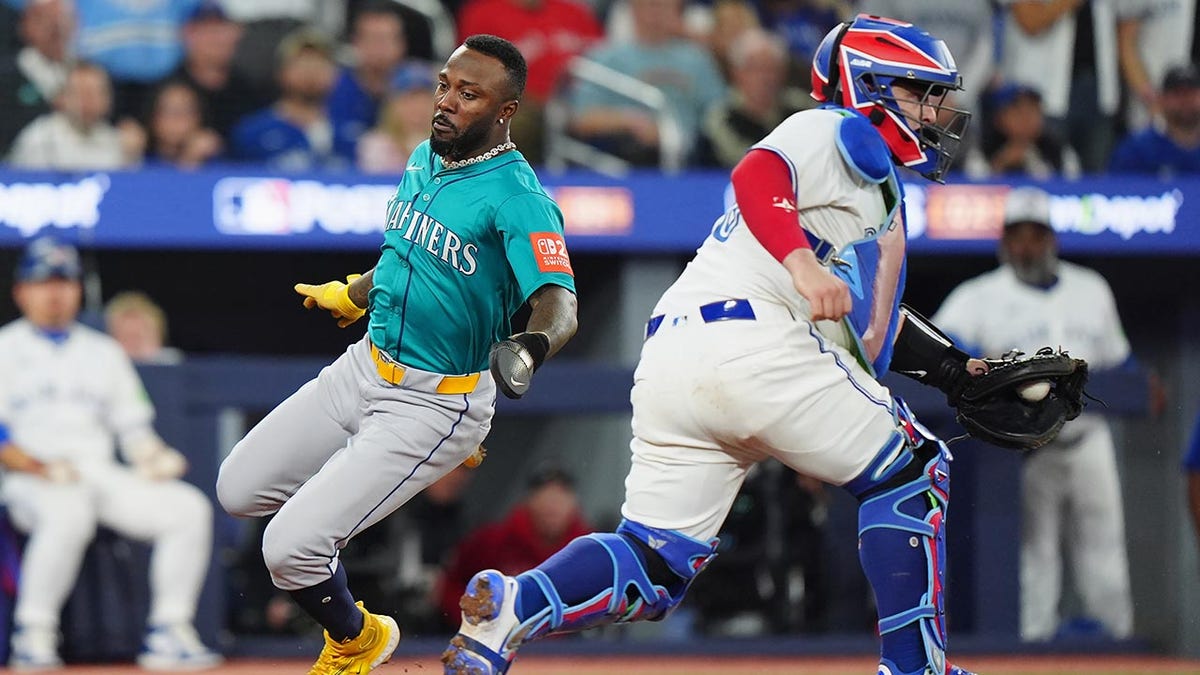 Randy Arozarena scores a run