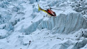 Blizzard traps hundreds on Mount Everest as rescue teams race to save lives
