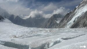Almost 1,000 trapped on Tibetan side of Mount Everest by blizzard