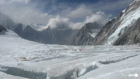 Almost 1,000 trapped on Tibetan side of Mount Everest by blizzard