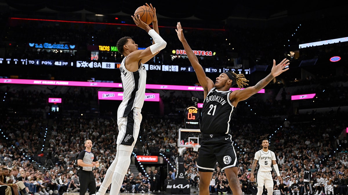 Victor Wembanyama scores over Noah Clowney