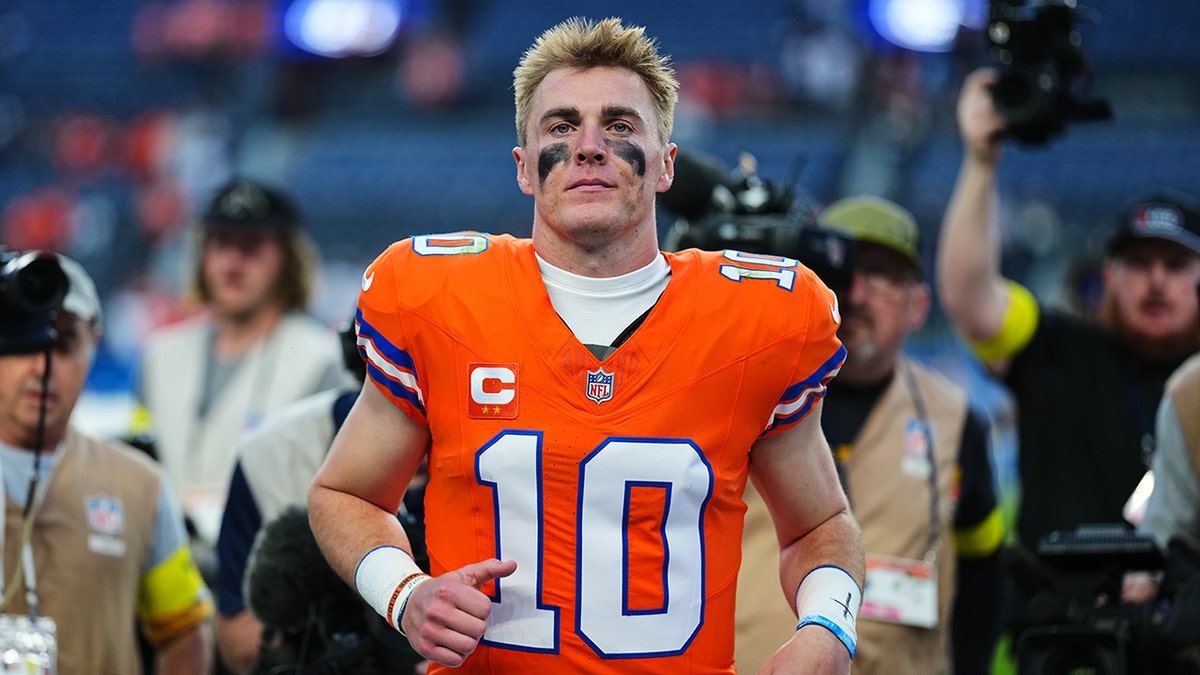 Bo Nix jogs off the field