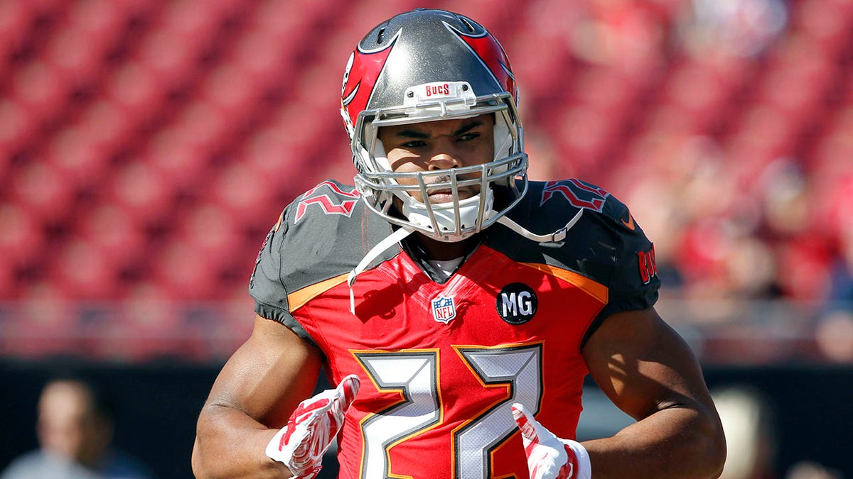 Doug Martin warms up before Bengals game