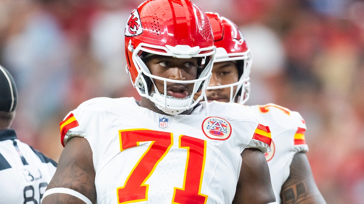 Josh Simmons in a preseason game for the Chiefs