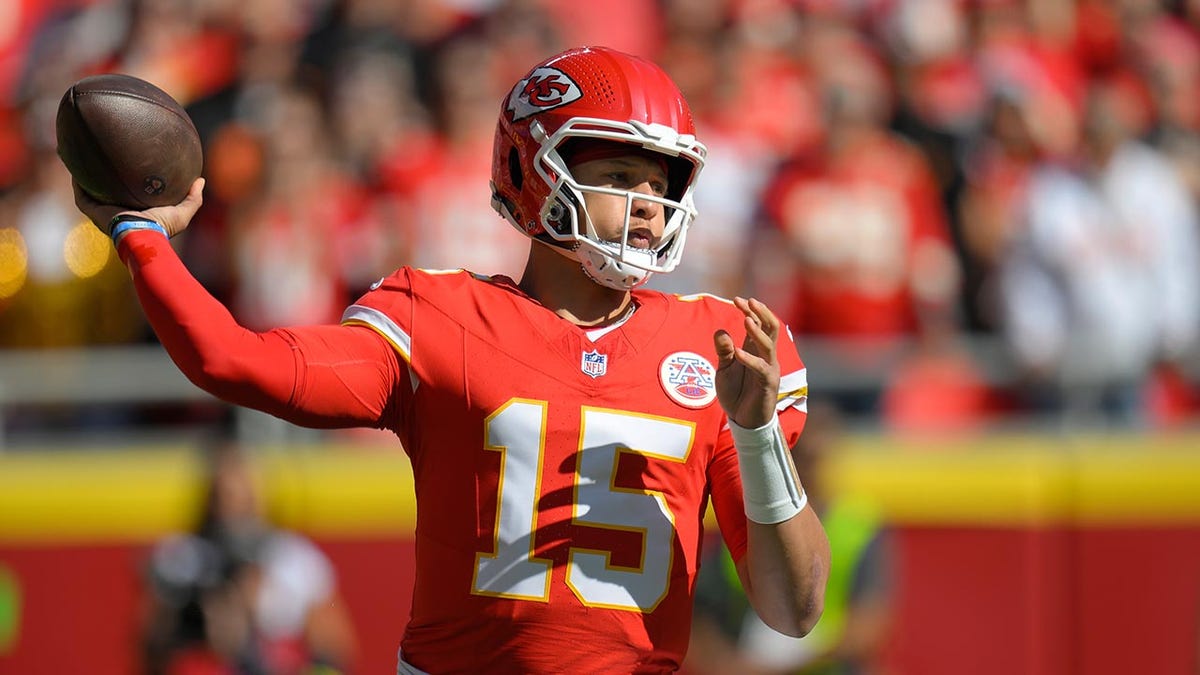 Patrick Mahomes throws the ball