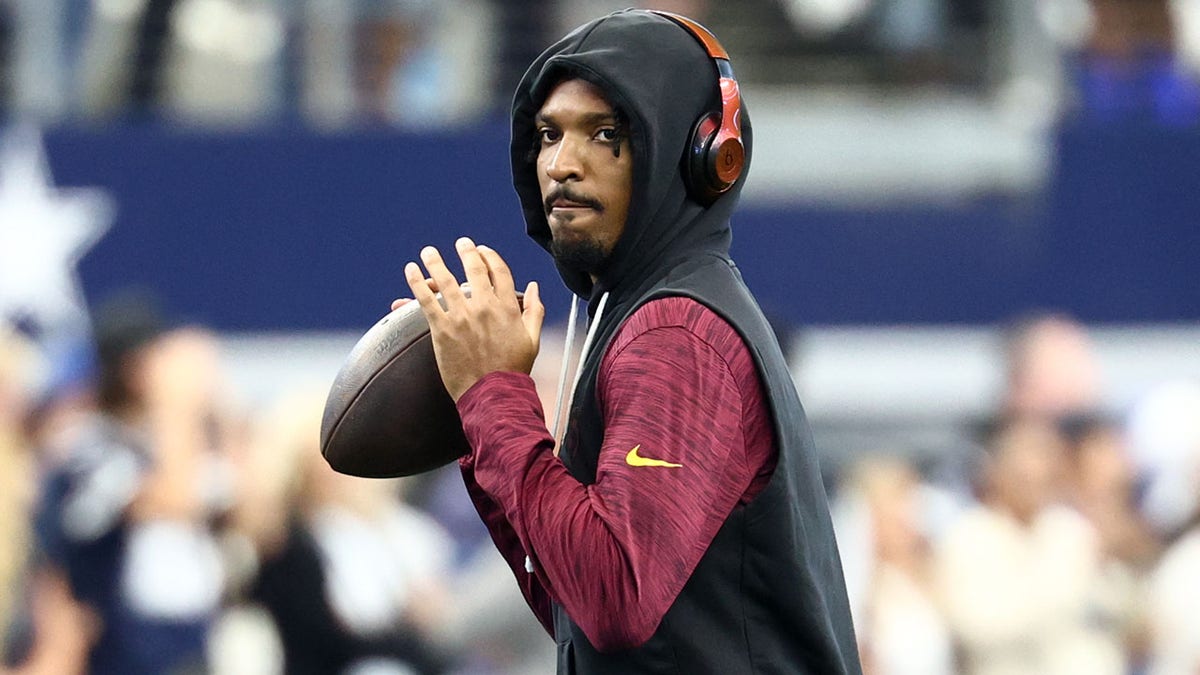 Jayden Daniels warms up