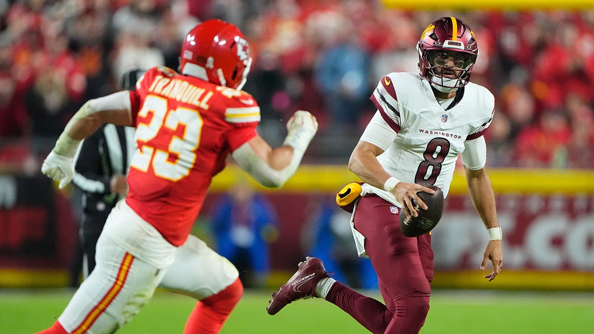 Marcus Mariota tries to avoid a defender
