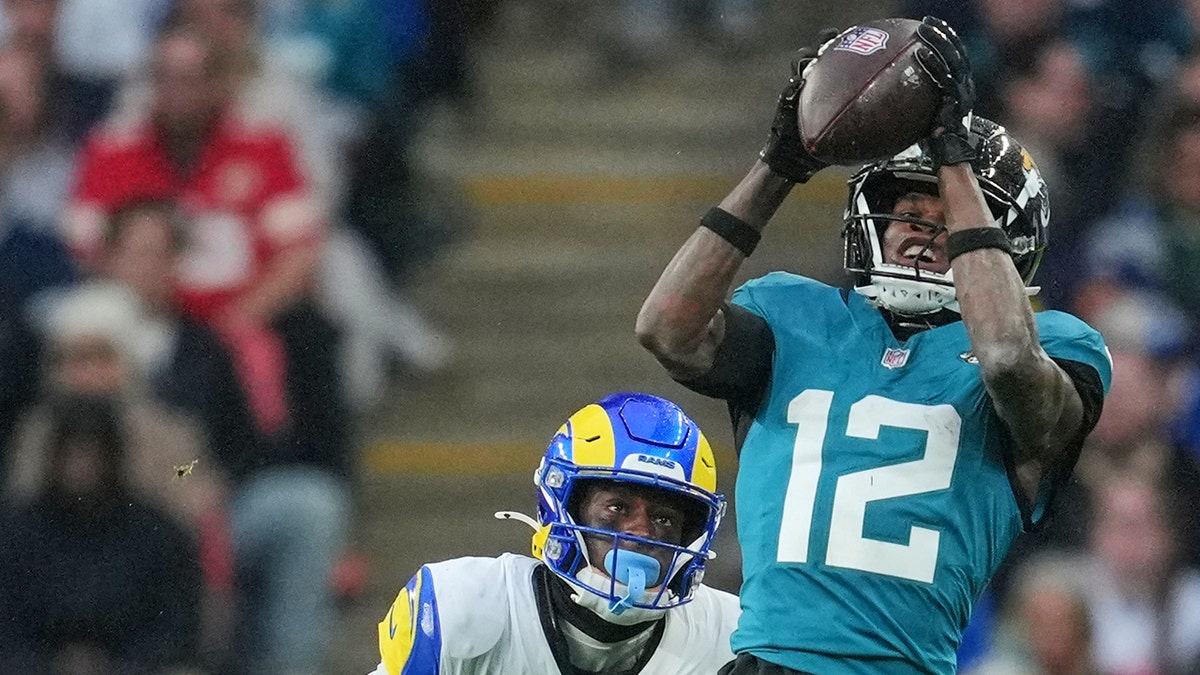 Travis Hunter makes a catch