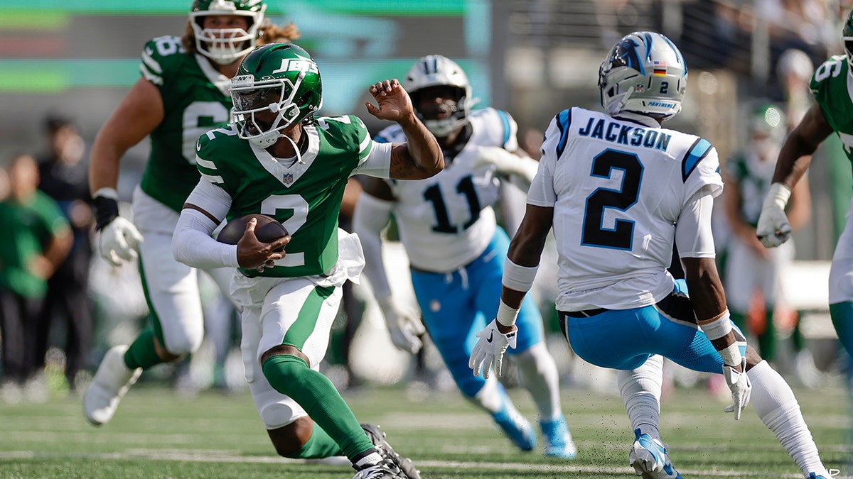 Tyrod Taylor scrambles