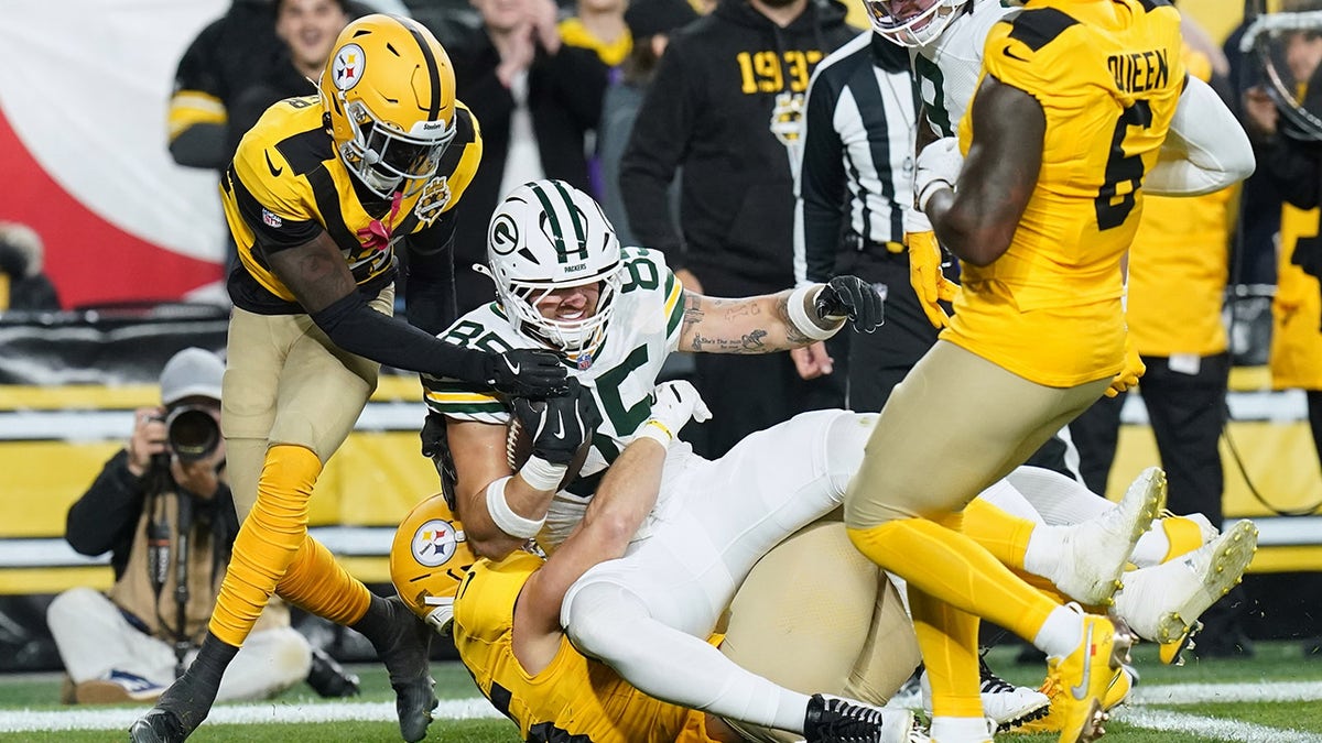 Tucker Kraft dragged into the end zone