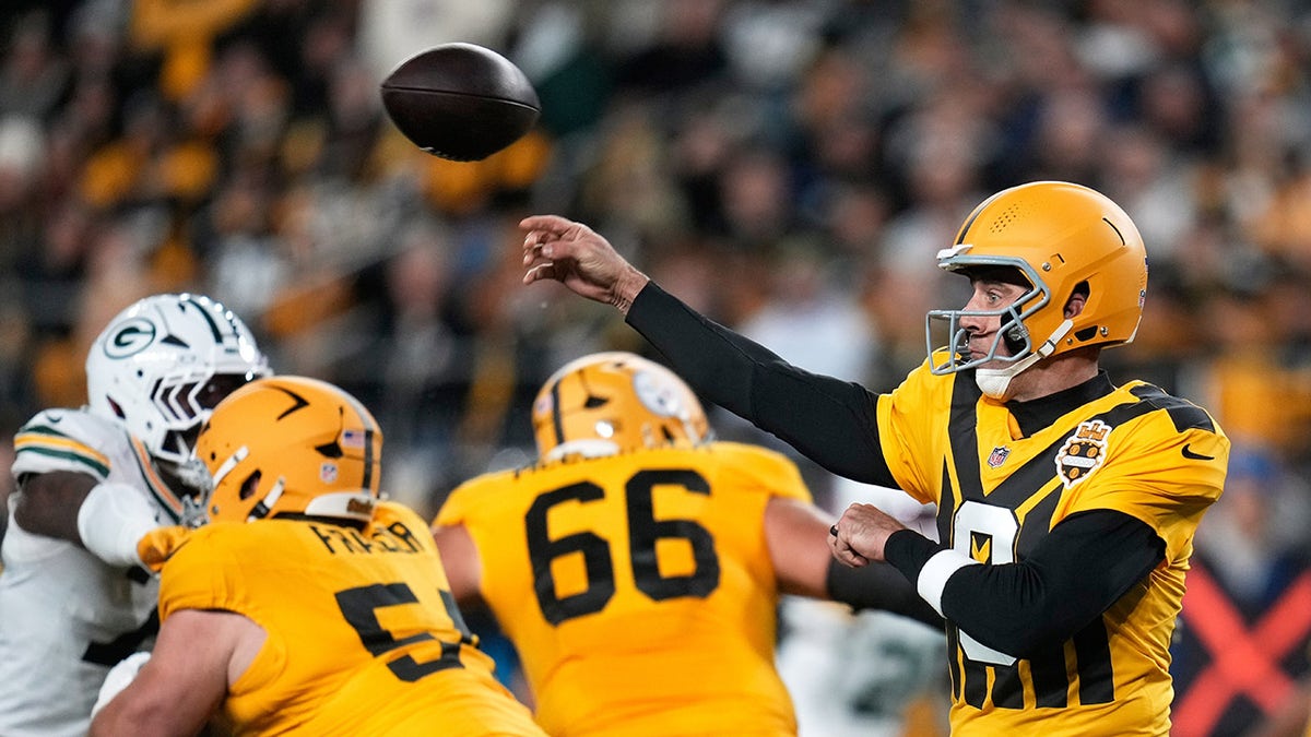 Aaron Rodgers throws a pass vs Packers