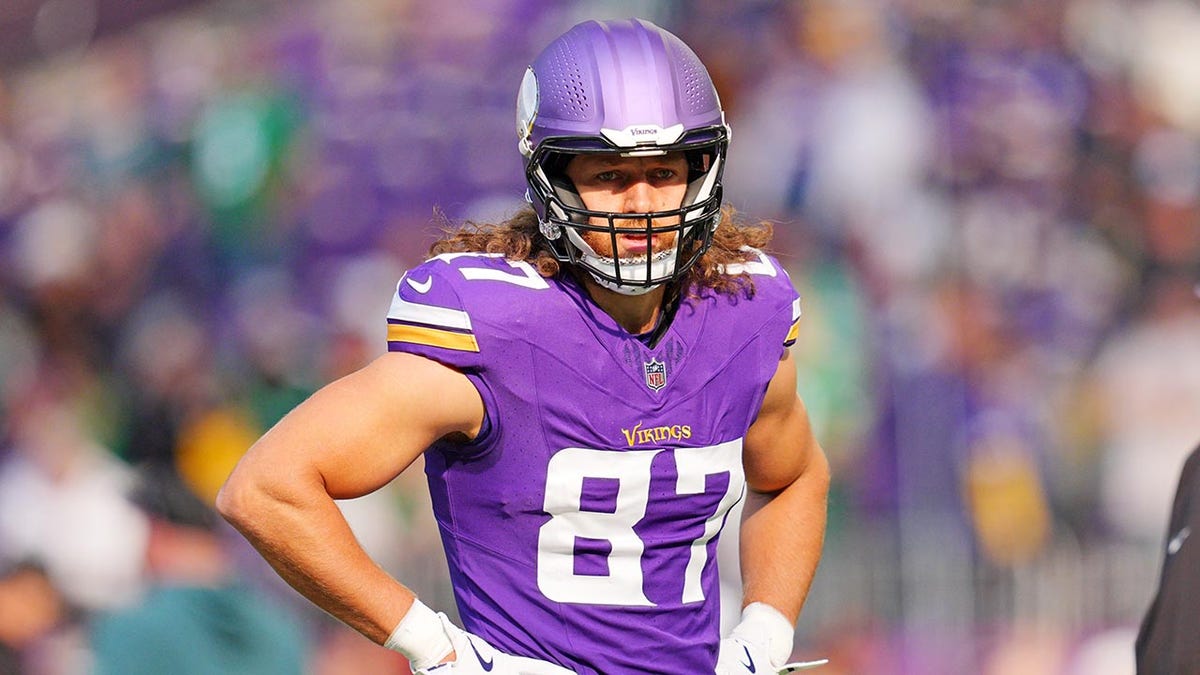 TJ Hockenson warms up vs Eagles