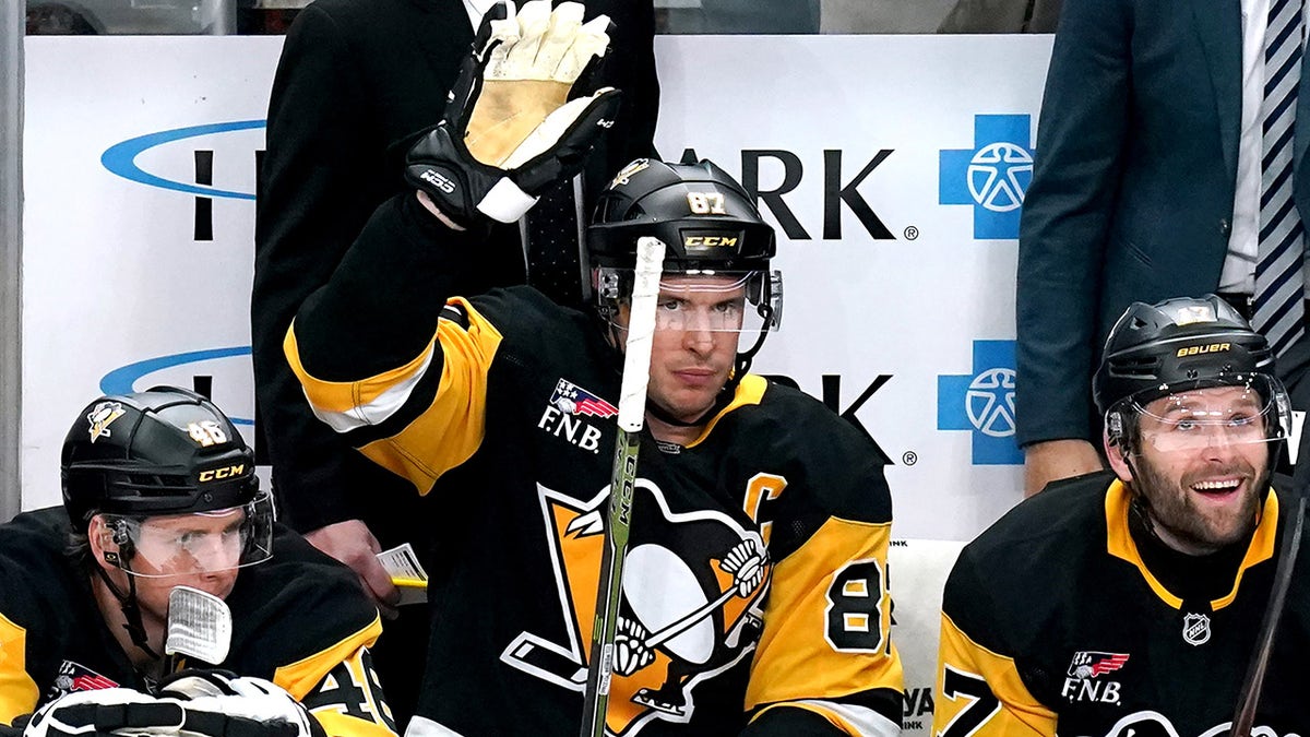 Sidney Crosby waves to the crowd