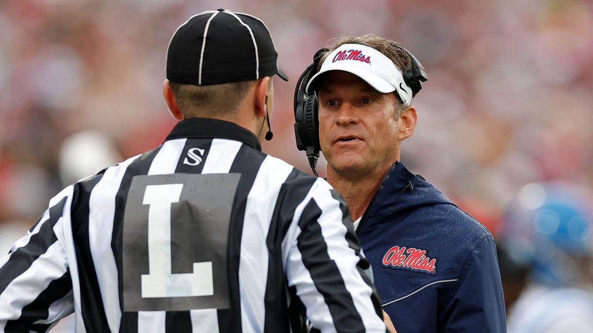 Lane Kiffin gets chatty with an official